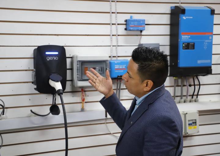 Perú lanza primer cargador eléctrico autosostenible y mototaxi con GPS en el Día Mundial del Vehículo Eléctrico