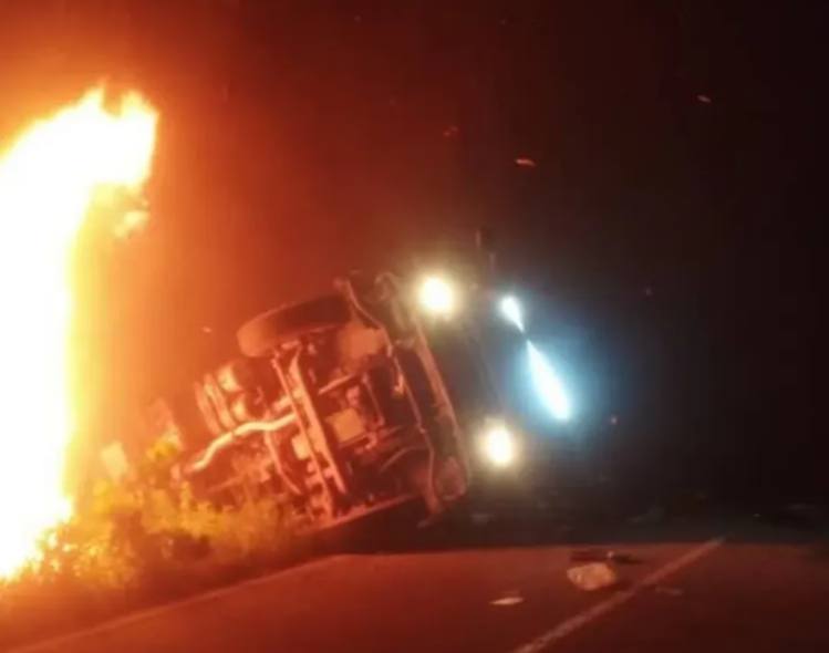 Reportan volcamiento de gandola en carretera El Callao