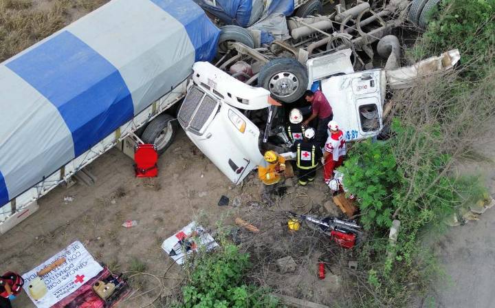 Trailero queda prensado tras volcadura en Escobedo; cuerpos de auxilio realizan rescate