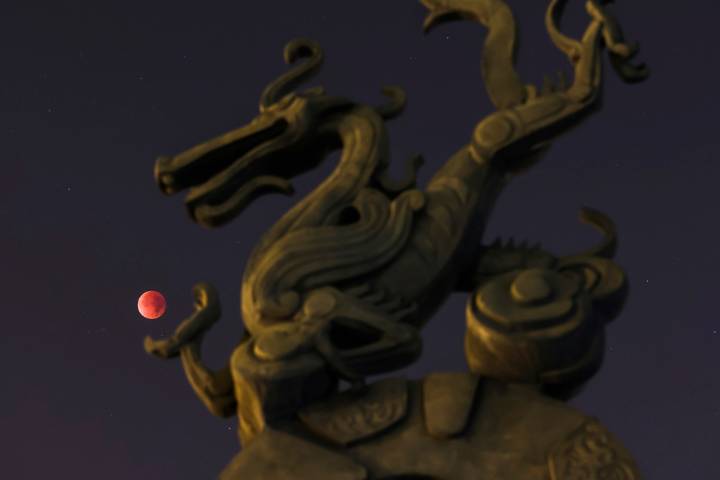 Crosses and Dragons in the Night Sky: MUST-SEE Photos from the September 7 Blood Moon