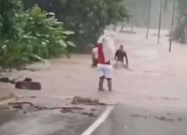 Cierran la carretera hacia Ocumare tras crecida del río Cuyagua