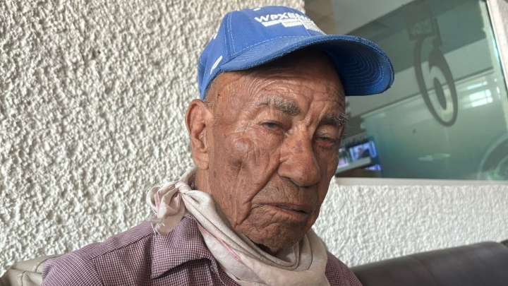 Roban triciclo y herramientas a un jardinero de la tercera edad en Torreón
