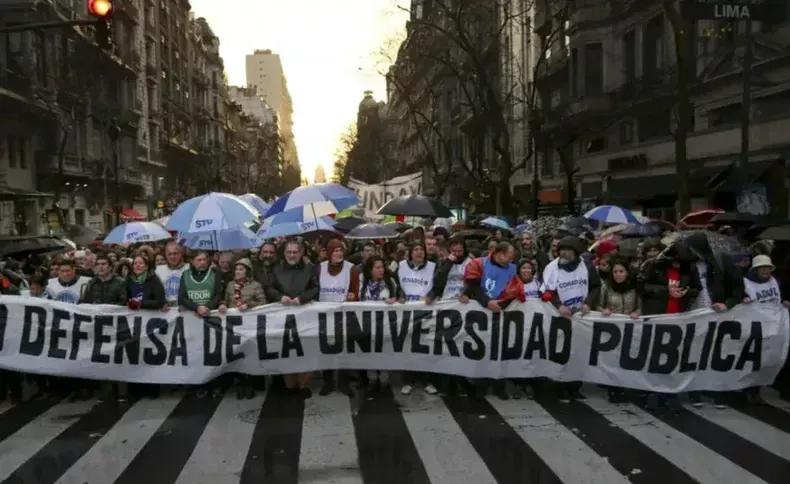 Universidades públicas convocan a paro nacional tras el veto a la ley de financiamiento