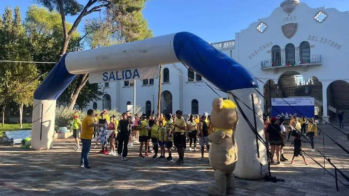 Participan familias en Carrera por la Concienciación del Cáncer en Niños y Adolescentes