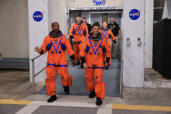 Moonbound Artemis II astronauts give Orion capsule a name