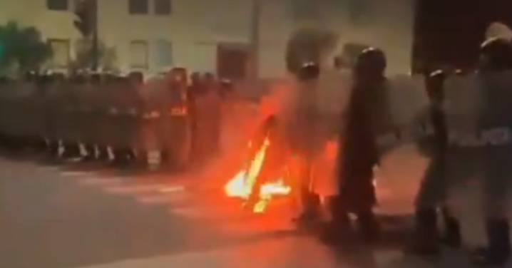 Marcha de transportistas y 'Generación Z': Policía termina herido tras ataque con bomba molotov