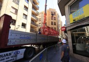 La gigantesca grúa que se despide de Salamanca tras un año construyendo apartamentos en la Plaza Mayor