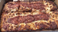 Hungry Howie’s has a new Detroit-style pizza: Review of how it tastes