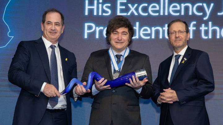 Juan Grabois denunciará a Javier Milei por quedarse con u$s1 millón del Premio Génesis de Israel