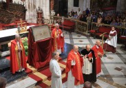 Los fieles abarrotan la Catedral para adorar el Santo Sudario