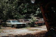 Se puede visitar. Cómo es el cementerio de autos clásicos más grande del planeta que se transformó en museo