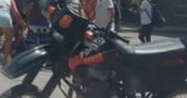 [URGENTE] Fuerte accidente entre una moto y un auto: hay dos heridas