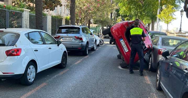 Espectacular accidente sin víctimas en la avenida de Bahía Blanca de Cádiz