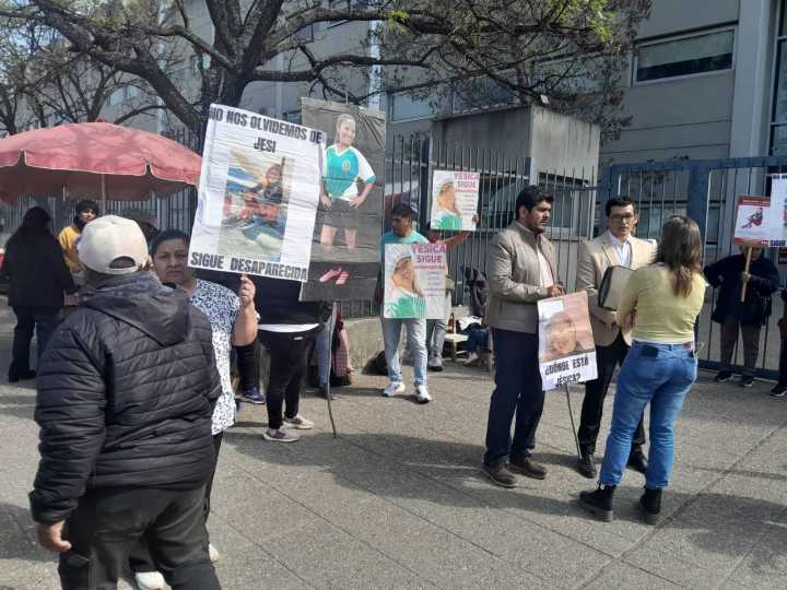 Intendente de La Caldera y familiares de Jessica Gutiérrez se manifestaron en Ciudad Judicial