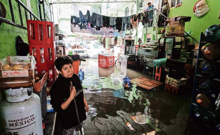 “Nunca se había inundado así la colonia”, afirman vecinos tras tromba en Iztapalapa