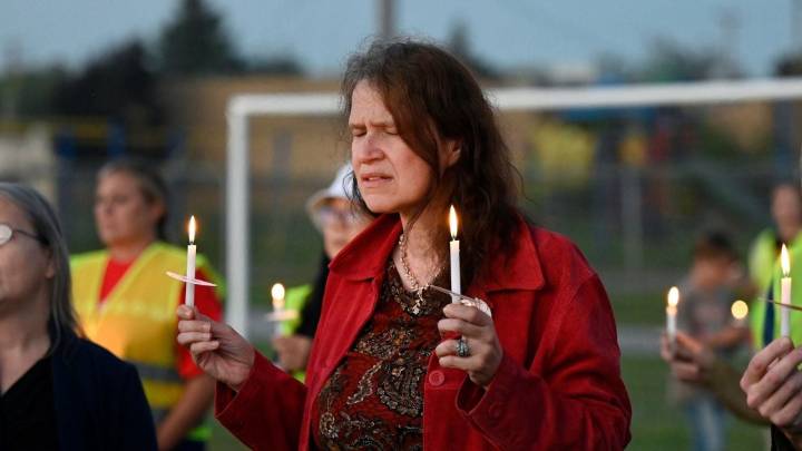 Suman cuatro los muertos por tiroteo e incendio en iglesia mormona de Michigan; abaten a agresor