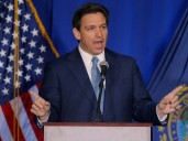 Los requisitos para comprar armas sin impuestos en Florida con la polémica ley firmada por Ron DeSantis