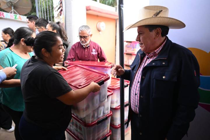 Distribuye DMA apoyos alimentarios de Corazón Contento en General Enrique Estrada