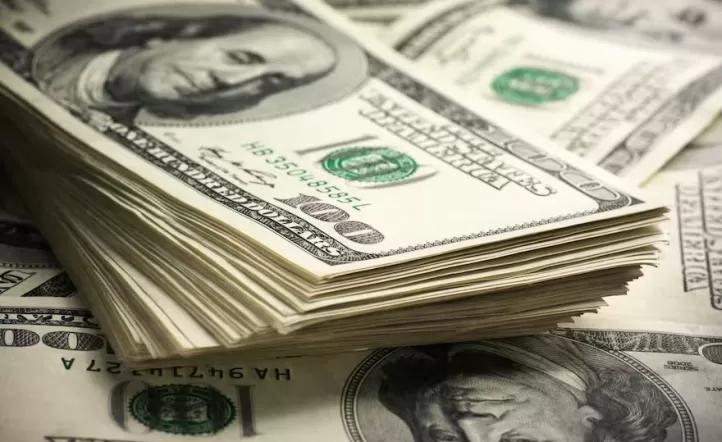 El dólar oficial, imparable: se vende a 1465 pesos y alcanza un nuevo récord