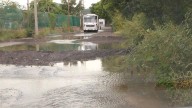 Fuga de drenaje afecta acceso a comunidades cercanas al penal de Mazatlán