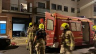 Varios coches quemados en un aparatoso incendio en un garaje en Zaragoza