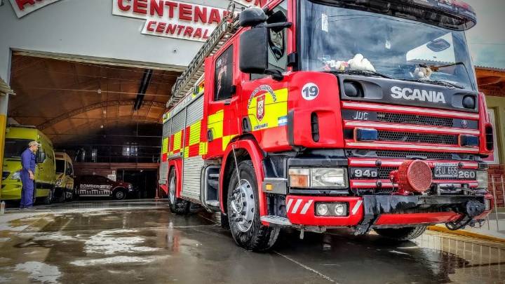 Una bebé quedó encerrada en un auto mientras su padre lavaba el auto en una estación de servicio
