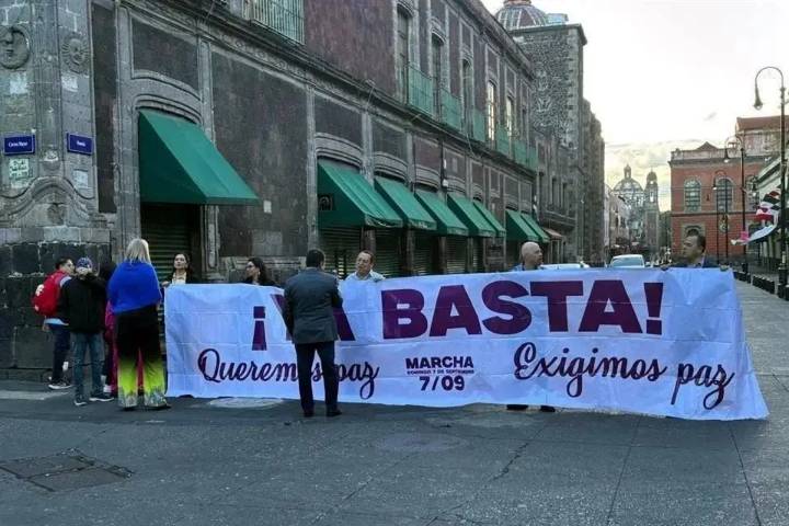 Protestan en Palacio Nacional por violencia en Sinaloa