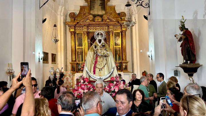 Una multitud celebra la renovada ermita del Vaquero