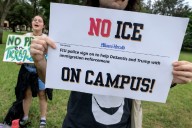 Protestan contra acuerdo que faculta a policía escolar para interrogar sobre estatus migratorio