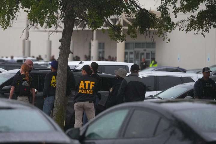 Balean a tres personas en instalaciones de ICE en Dallas, Texas; el agresor murió