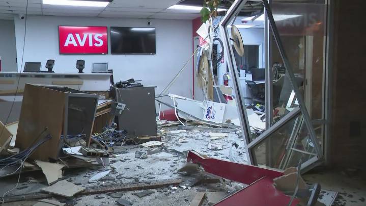 Car in pursuit slams into building in Downtown Atlanta, narrowly missing people
