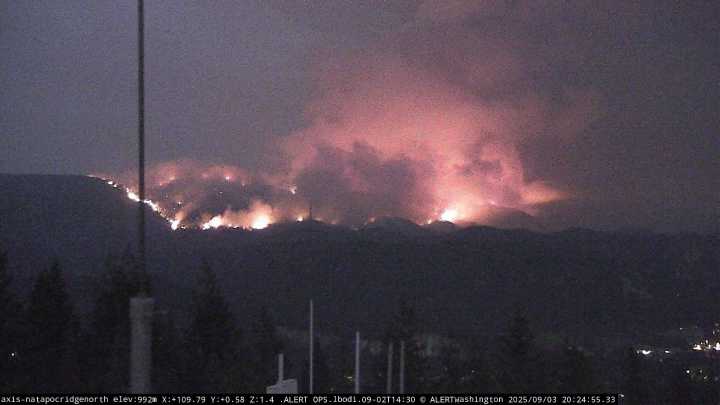 Level 2 and 3 evacuation orders issued as Lower Sugarloaf Fire threatens Ardenvoir