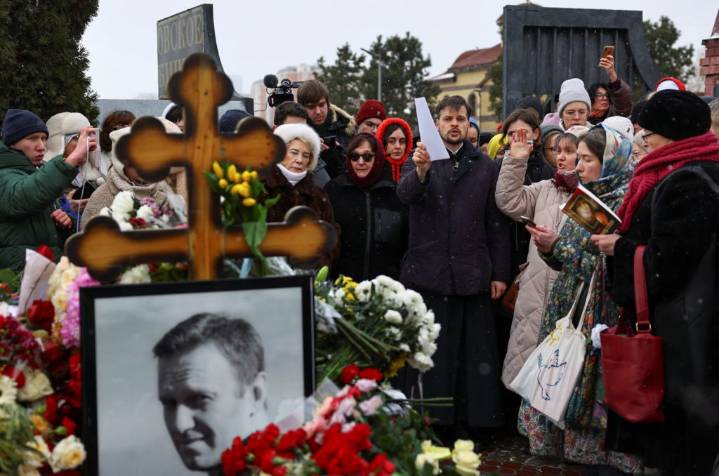 Alexei Navalny's widow says lab reports show her husband was poisoned