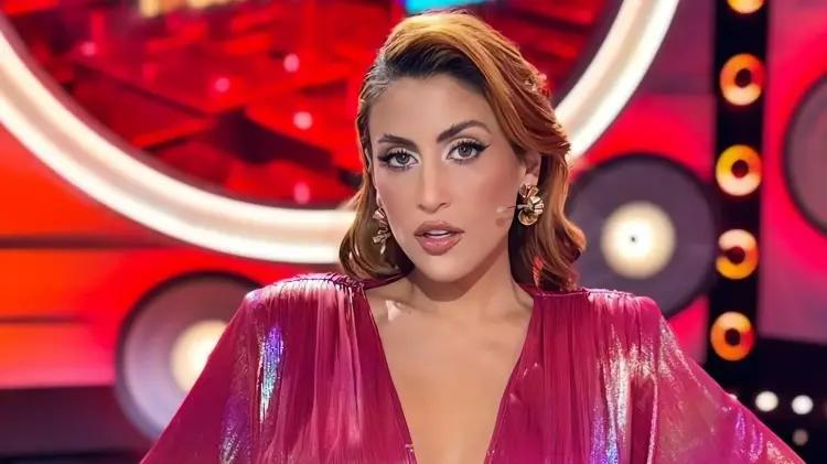 Sofía Rivera Torres regresa con look cobrizo que revoluciona redes