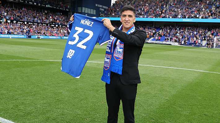 Marcelino Núñez habla por primera vez de su bullado traspaso al Ipswich Town y hace mención a la Universidad Católica El mediocampista chileno viene del Norwich, el clásico rival de su nuevo equipo.