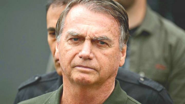 Jair Bolsonaro es ingresado de urgencia a un hospital tras "sentirse mal" durante su prisión domiciliaria