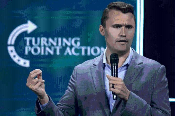 Balean a Charlie Kirk, aliado de Trump, durante una charla en la Universidad Utah Valley