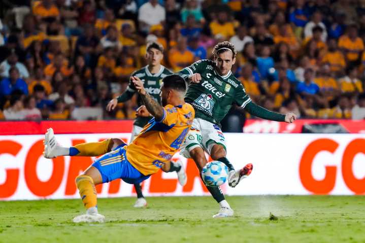 León desaprovecha ventaja numérica y empata frente a Tigres
