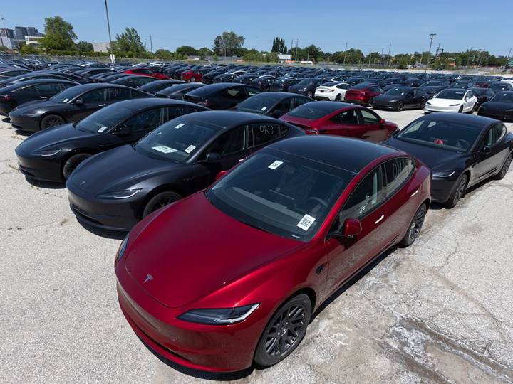 Liberal EV mandate means Canada buying credits from Elon Musk: Ivison