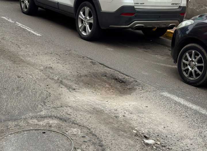 ¿Quién tapa "el hoyo turístico" de la calle Colón que sube al Morro de Arica?