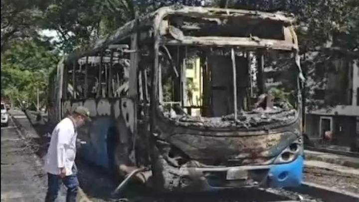 Esto se sabe, padre ejemplar: Entrega a su Hijo por Vandalizar un Bus del MÍO