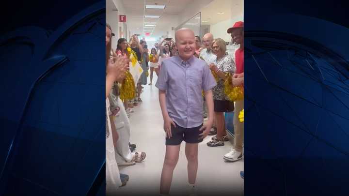 Adolescente celebra que superó el cáncer tocando la “campana de valentía”; este era su mantra