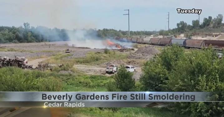 Smoke lingers in Cedar Rapids as crews fight Beverly Gardens fire