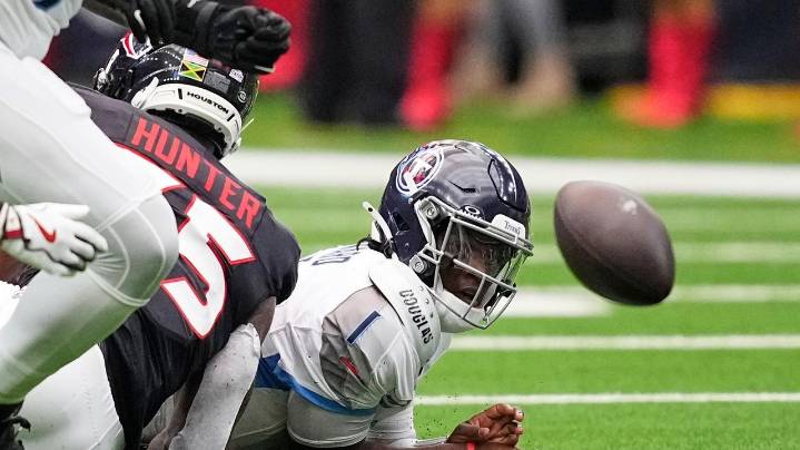 Titans' losing streak hits 10 games after 26