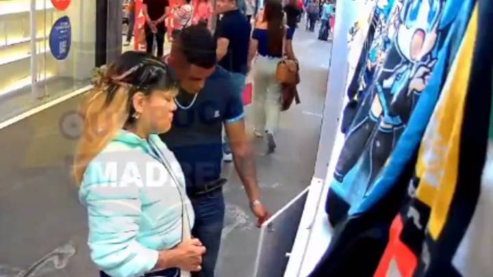 En segundos pareja de ladrones se roba sudadera en Parque Tezontle, los graban en video