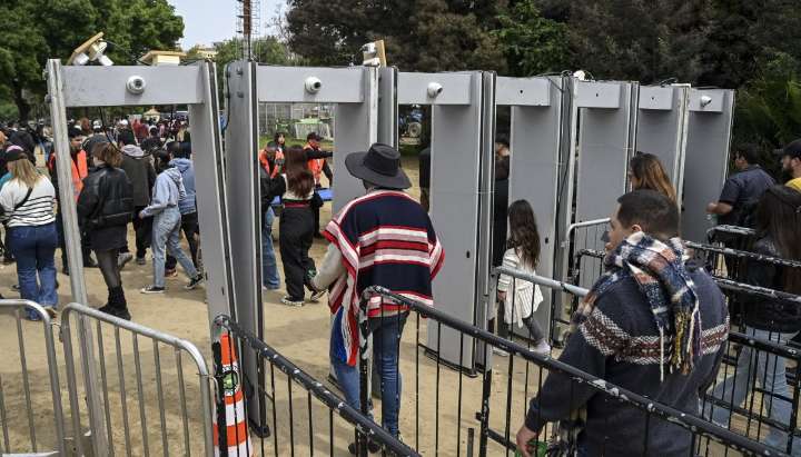 Con detectores de metales, drones y cámaras resguardarán la seguridad de los miles de asistentes a las fondas en Valparaíso y Viña
