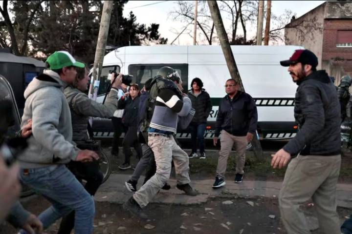 Videos: feroz pelea entre militantes y un periodista agredido en el acto de Milei