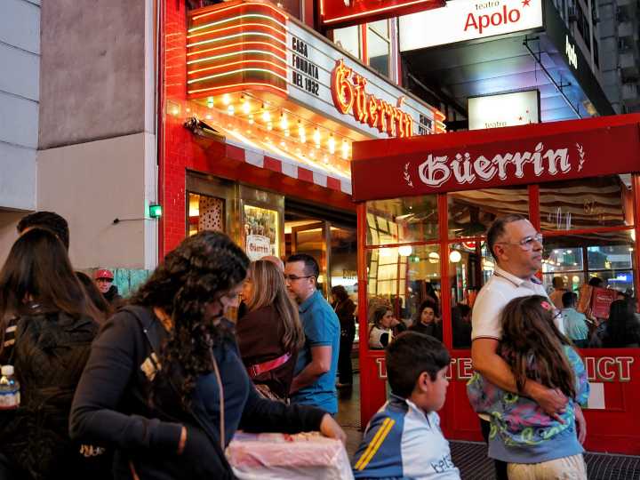 La fórmula del éxito: cuál es el secreto de los locales porteños en los que la gente hace fila por horas