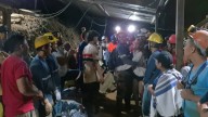 Rescatan con vida a 13 de los 23 mineros atrapados en una mina de oro en Colombia