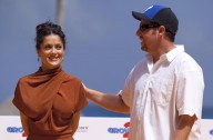 Salma Hayek dedica divertida felicitación a Adam Sandler por su cumpleaños 59